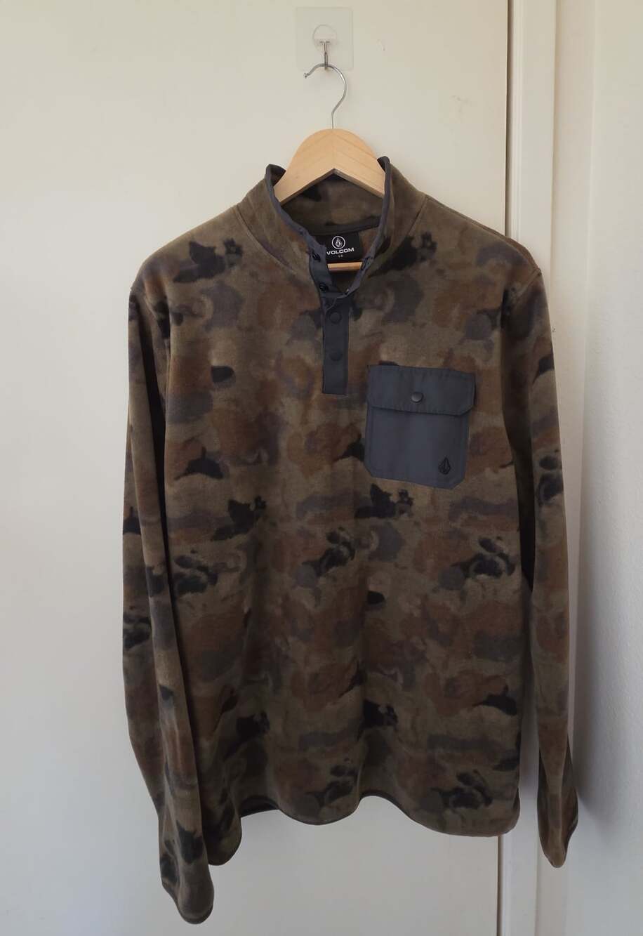 Volcom Men's Seabrook Camo Mock Neck Snap Fleece Pullover Sweatshirt Large